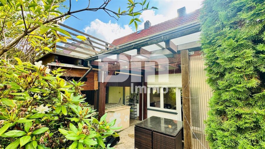 Modernisierte Doppelhaushälte mit Dachterrasse + 2 Garagen und großzügigem Platzangebot - Rückansicht Terrasse überdacht